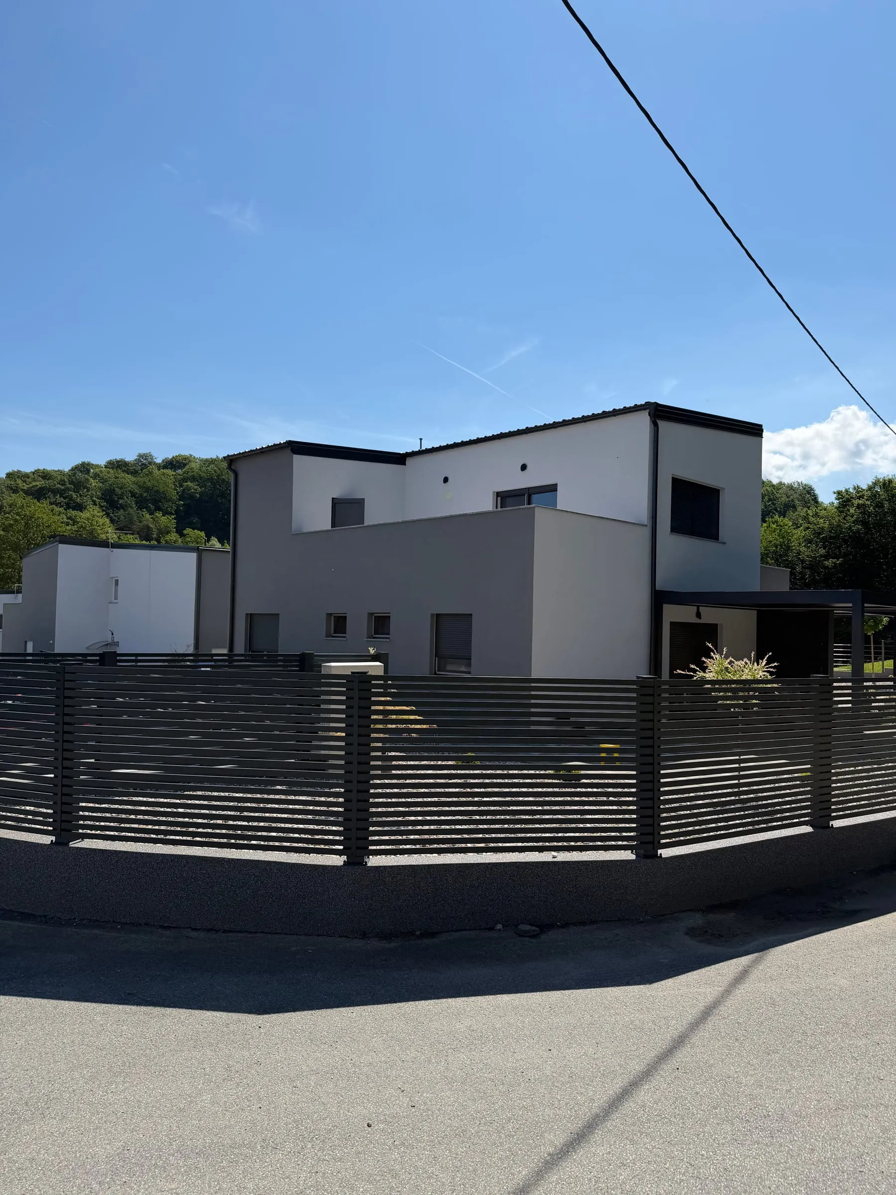 Moderna obiteljska kuća — PVC prozori i rolete antracit