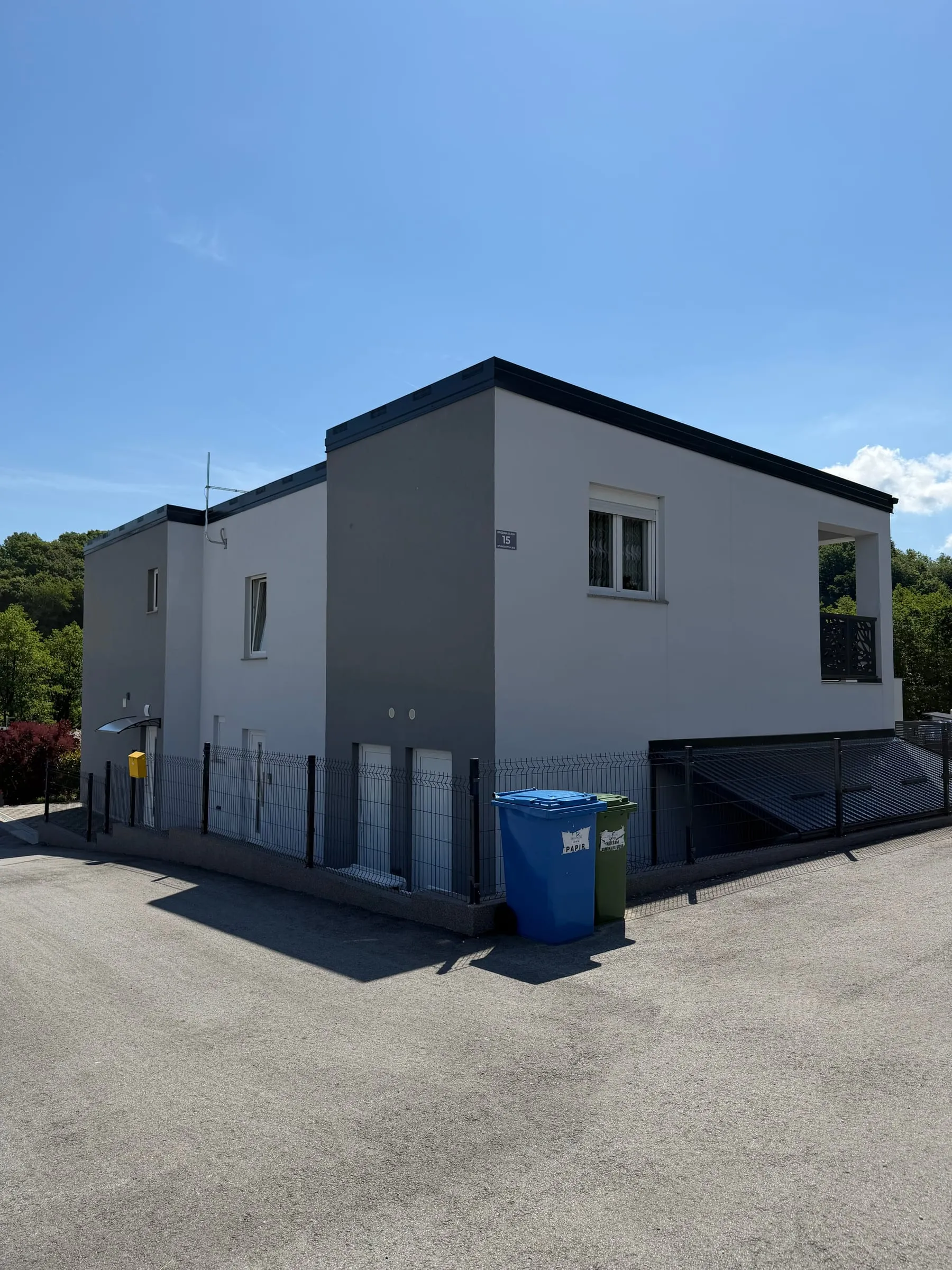 Kuća ravnog krova — PVC stolarija i vanjske rolete. PVC stolarija, ORO PLAST.